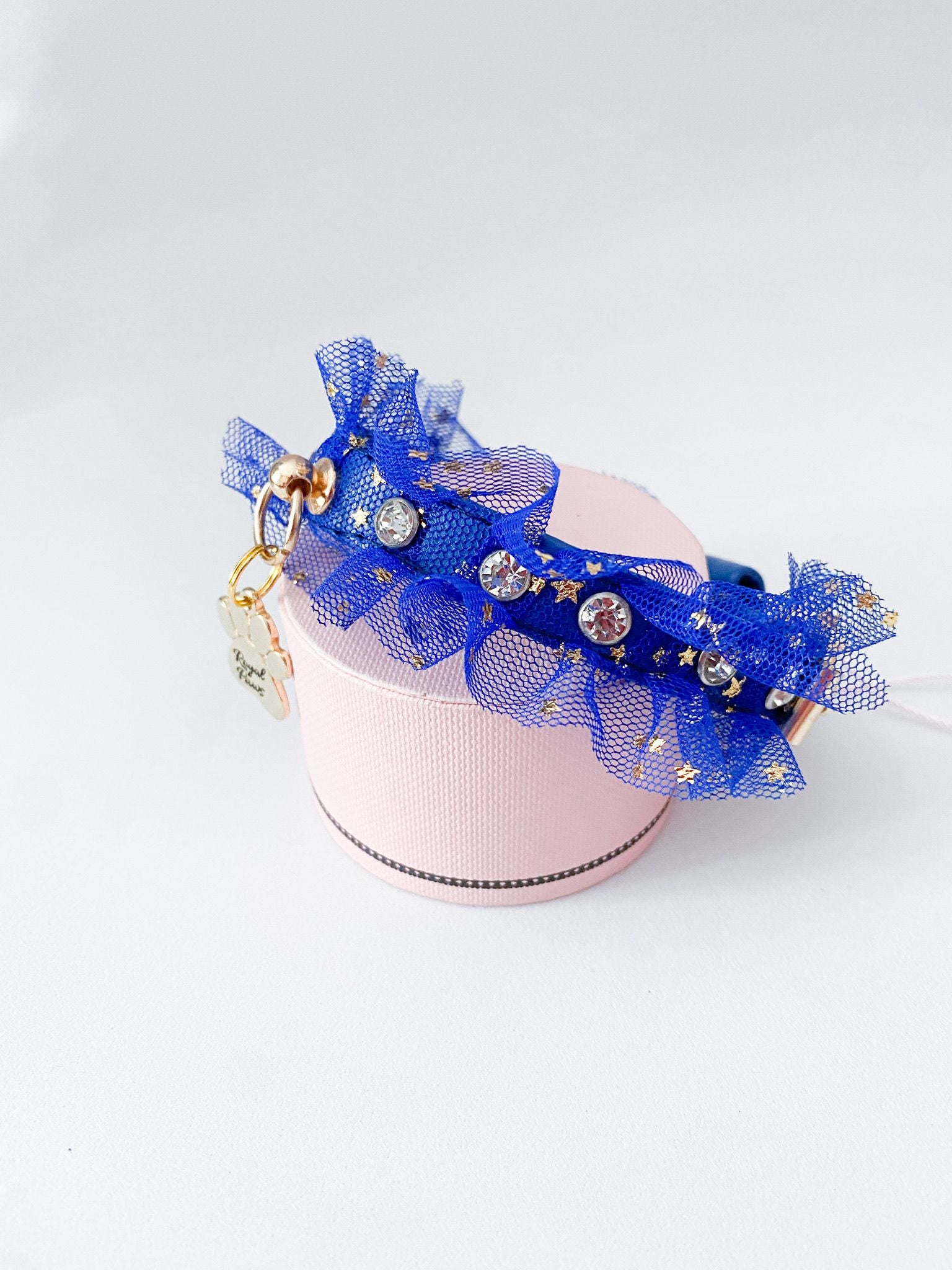 Collar de encaje y brillantes