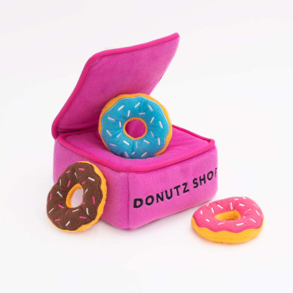 Caja con donuts de peluche de Zippy Paws