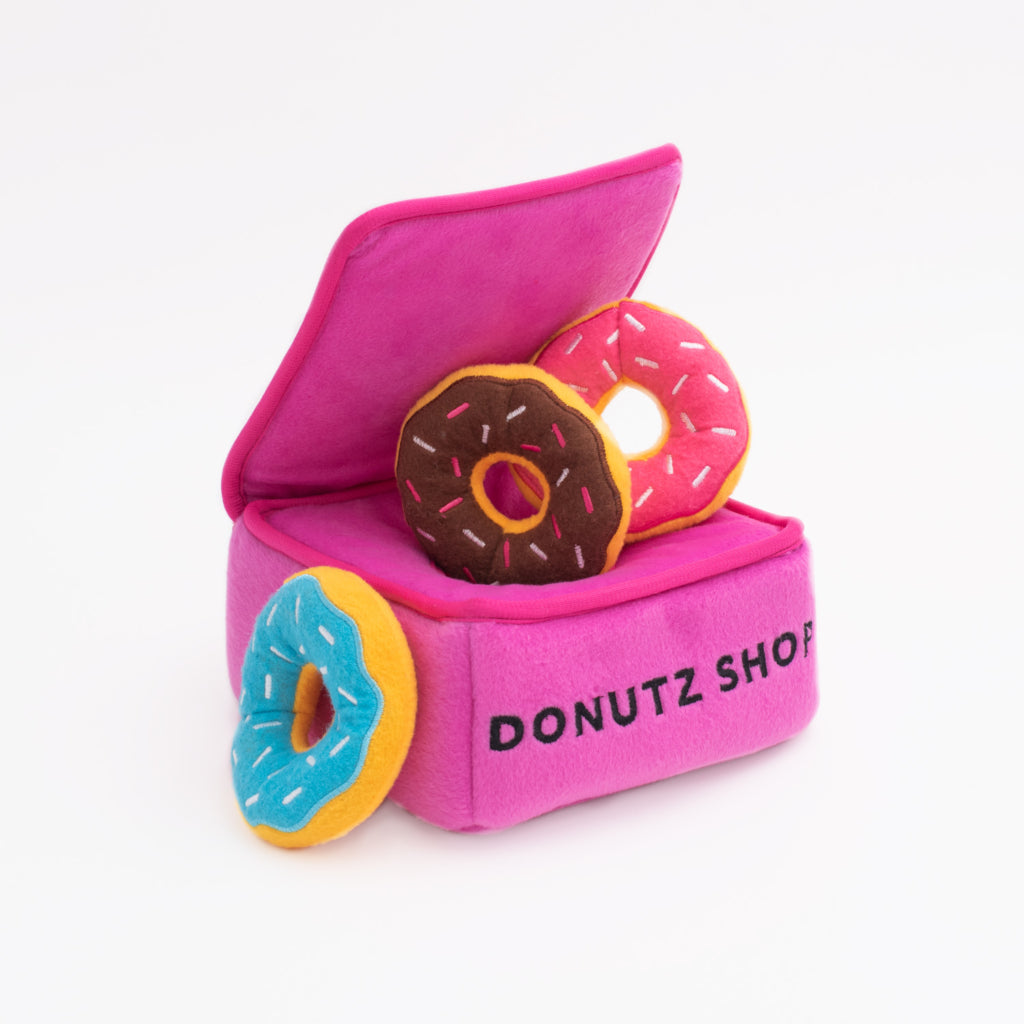 Caja con donuts de peluche de Zippy Paws