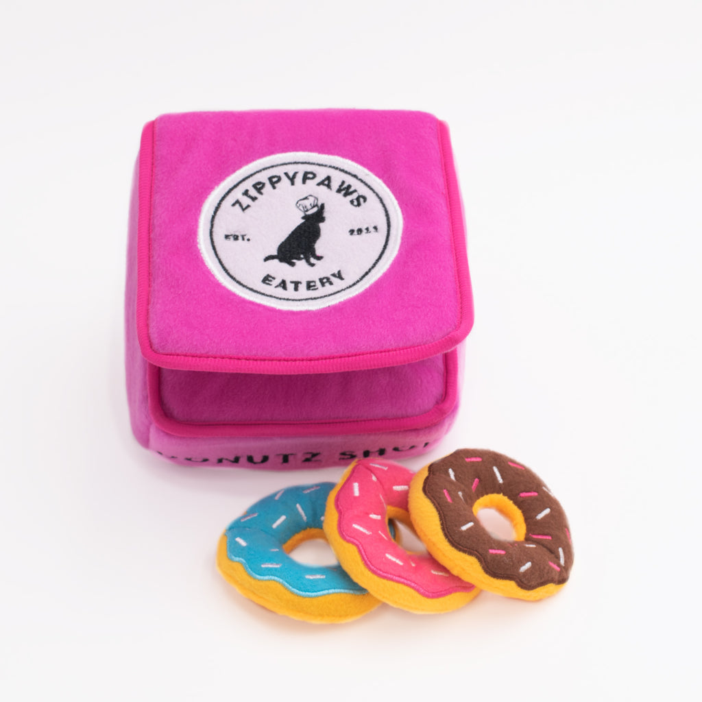 Caja con donuts de peluche de Zippy Paws
